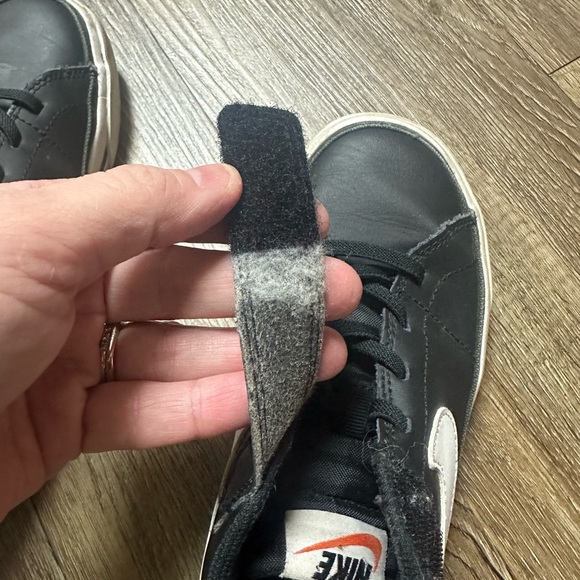 Nike Kids 2 Black Tennis Shoes - Picture 13 of 13